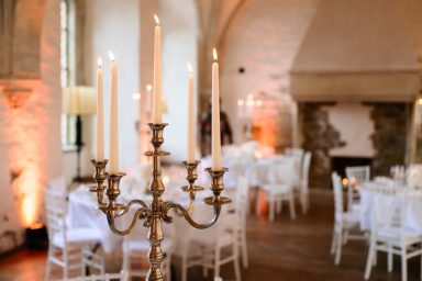 Event 7 Elegante Tischdekoration mit Kerzenleuchter in festlicher Eventlocation.