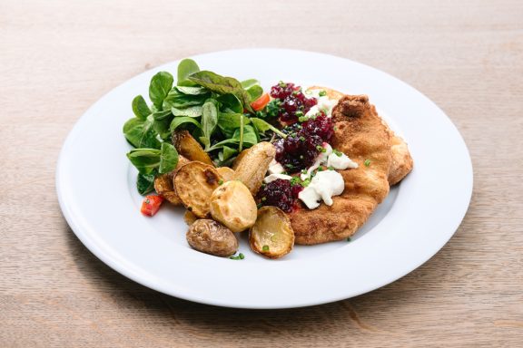 Gebackenes Fladenbrot mit Kartoffeln, frischem Salat und Granatapfelkernen.