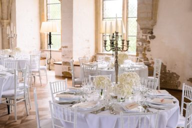 Event 2 Elegant gedeckter Tisch mit weißen Blumen und Kerzenleuchtern in einem festlichen Raum.