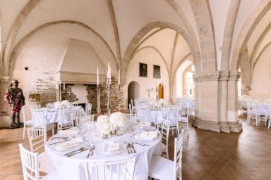 Event 6 Eleganter Veranstaltungssaal mit weißen Tischen und romantischer Dekoration.