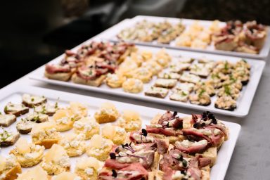 Cannes Verschiedene appetitliche Häppchen auf weißen Platten, dekorativ angerichtet.