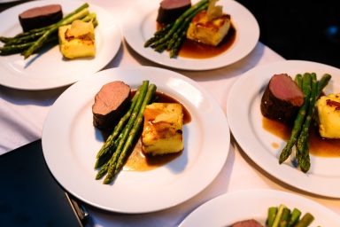 Tellergericht Ein Teller mit Rinderfilet, grünem Spargel, Kartoffelpüree und Soße.